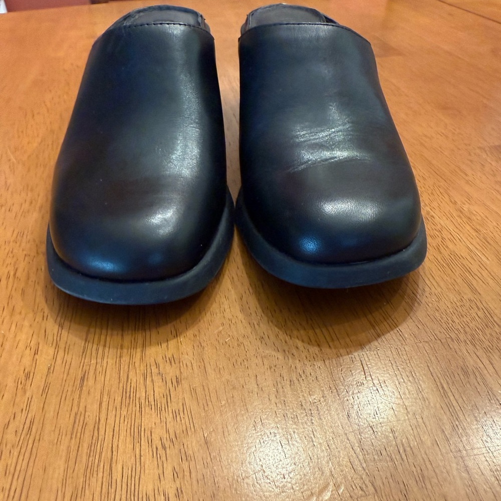 Camper brand Women’s Black leather Slip-On mules. Size 6.